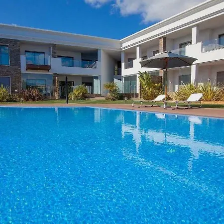 Family 2br With Large Terrace, Pools & 8-min Walk To Falesia Apartman Albufeira